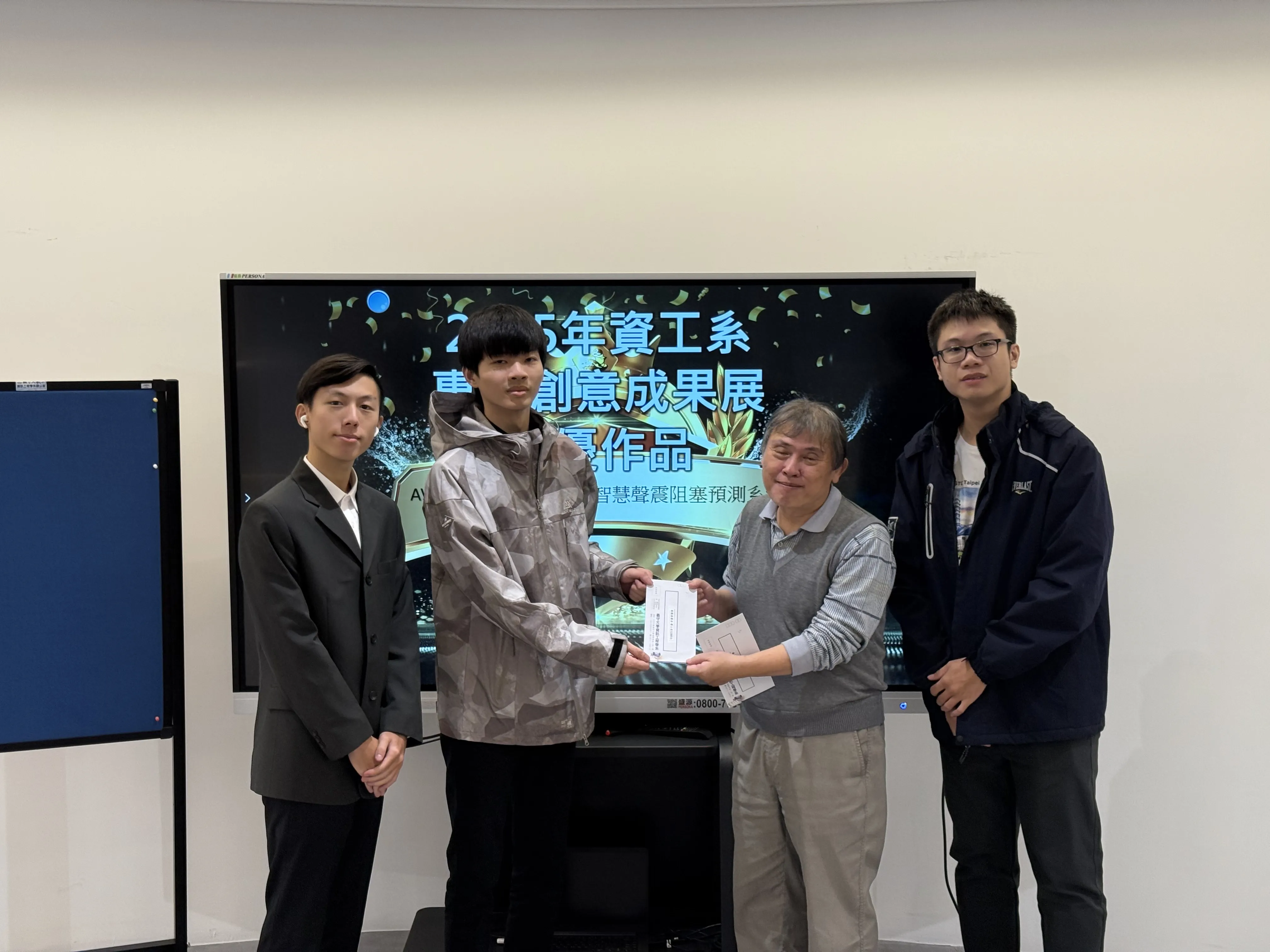 AVF care：動態脈瘻管智慧聲震阻塞預測系統 (指導老師：王三元老師)
學生：翁翊剛、方廷原、黃昭翔、蕭力豪